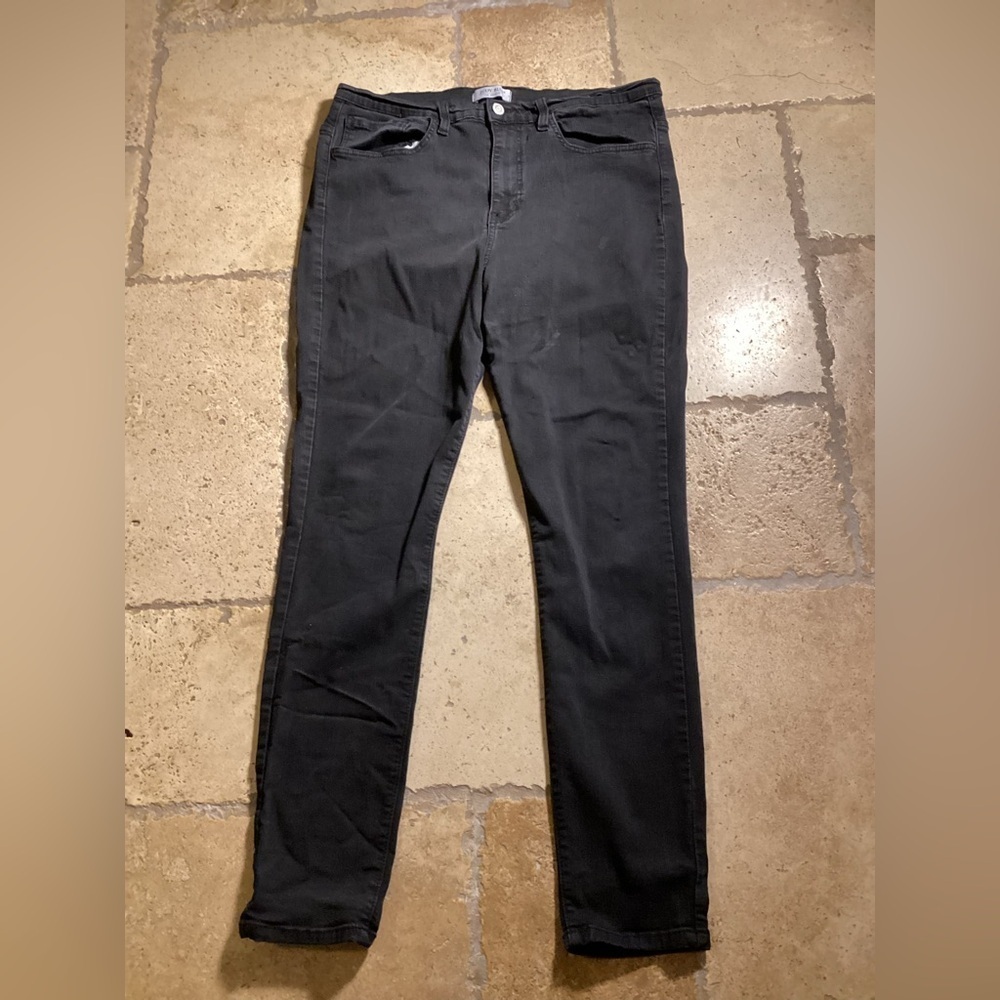 Judy Blue Black -Skinny jeans-SZ 2XL
WAIST 16”
Inseam 27”